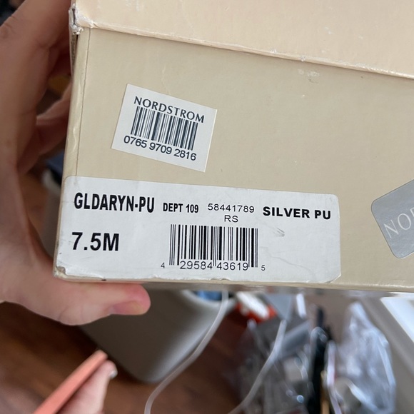 Glint  silver sequin sz 7.5 some slight yellowing near the zipper see pics. - Picture 6 of 7